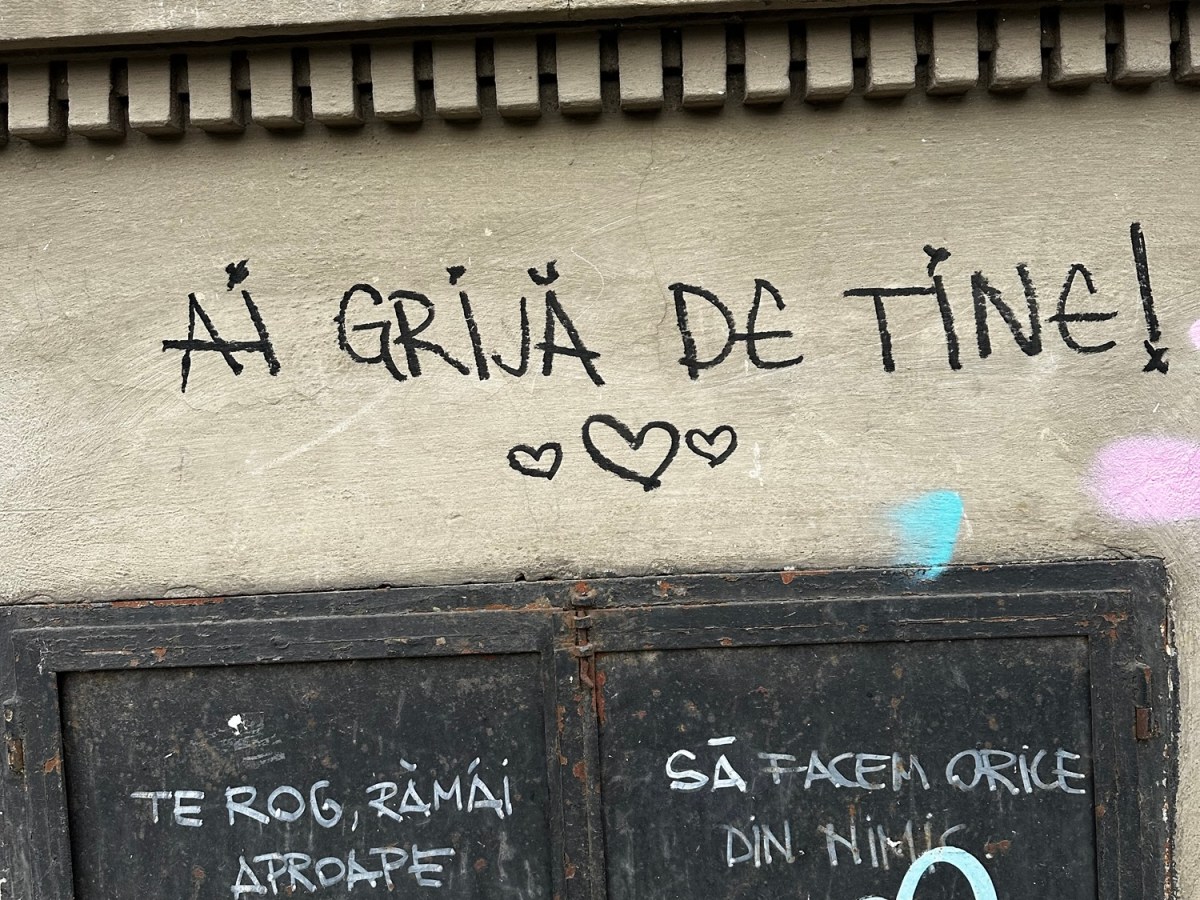 Există încă această cultură în care pacientul simte că nu are voie să întrebe prea mult. Mulți oameni intră în cabinet cu teamă, mai ales după un diagnostic complicat. Le este greu să spună: „Nu am înțeles”, „Mi-e teamă”, „Tratamentul acesta îmi afectează viața”sau „Aș vrea să discutăm și alte&nbsp;opțiuni”.